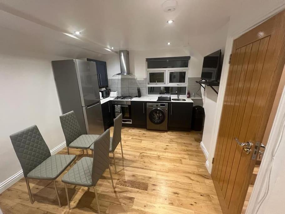 2 Bedroom Apartment In Hampdenrd Londra Dış mekan fotoğraf